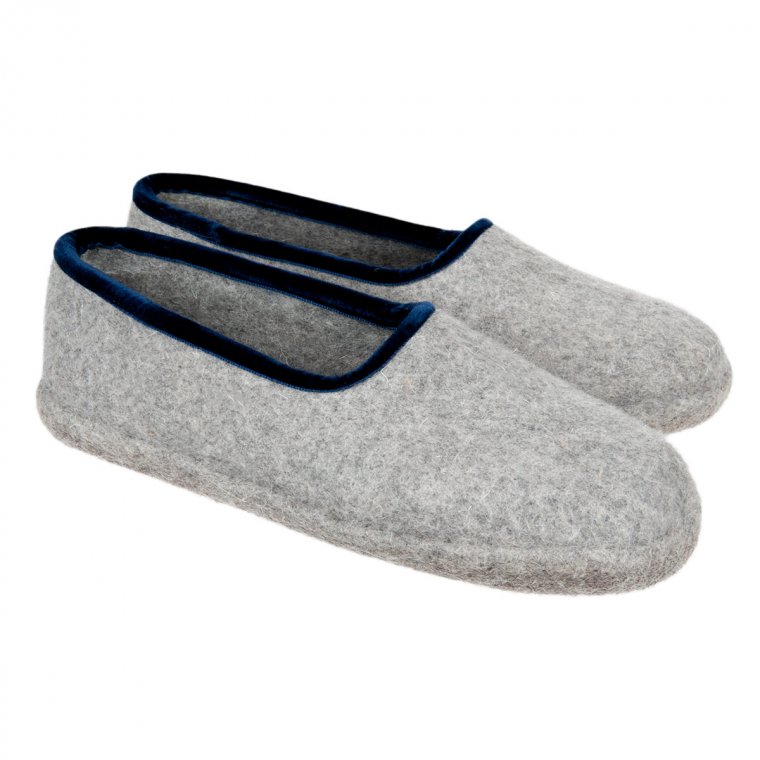 Closed back slippers made of pure new wool from South Tyrol