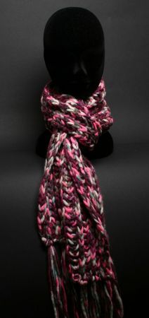 Coarse meshed wool scarf in trendy colours