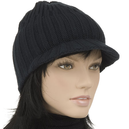M�tze in Strick mit kleinem Schild -  Aktuelle Strickm�tze mit Rippoptik und kleinem Schild, da� man auch seitlich oder nach hinten tragen...
