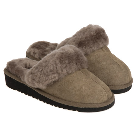 Lammfellpantoffeln SHEPHERD mit Absatz -  Die Lammfellpantoffeln SHEPHERD  mit einem eingearbeiteten etwa 2,5 Zentimeter hohen Absatz sorgen Tag f�r...