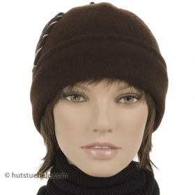 woman�s cap out of milled wool with lovely application - 