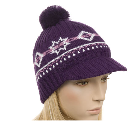 Gemusterte Strickm�tze mit kleinem Schild