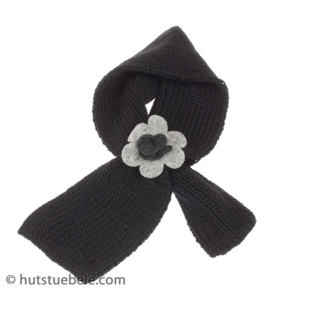 Modischer Damenschal gestrickt