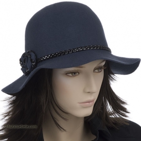 Romantischer Damenhut mit gewellter Krempe und geflochtener Blumengarnitur - Moderne Farben, trendy Design, hohe Qualit�t und vor allem die wundersch�ne Garnitur aus einem geflo...