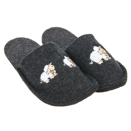 travel slippers with sheep application