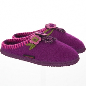 Hausschuhe Neuenkirchen by Giesswein mit rutschfester Laufsohle und Blumenapplikation - Die verspielte Ausstrahlung der flotten Slipper f�r M�dchen kommt nicht nur von der kr�ftigen Farbig...