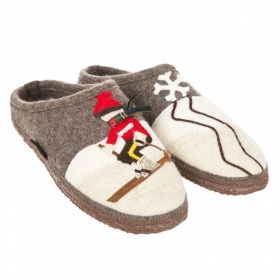 Hauschuhe Tannendorf by Giesswein offener Hauschuh mit Skifahrermotiv - In einem bezaubernden winterlichen Design pr�sentieren sich die warmen Slipper von GIESSWEIN f�r hau...