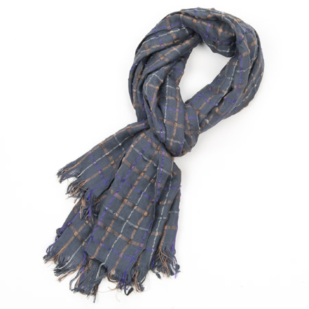 fashionable scarf with fringes