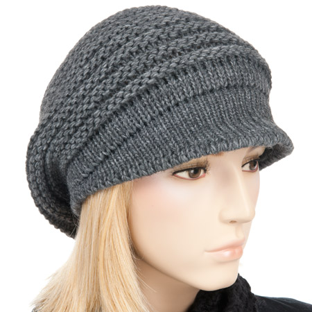Trendige Strickm�tze mit kleinem Schild