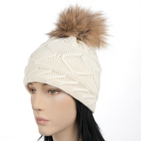 Bezaubernde Strickm�tze mit Pelzbommel - Materialmix ist schick und trendy! Das beweist auch diese Strickm�tze von Hutstuebele mit der Bommel...