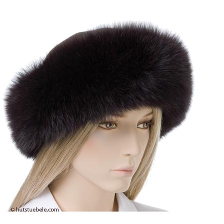 Extravagantes Damenmodell mit echtem Fuchspelz
