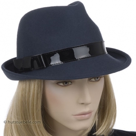 Edler Trilby aus Wollfilz mit Lackgarnitur - Echt modisch, echt extravagant, echt feminin � so pr�sentiert sich dieser Trilby f�r Damen in seiner...