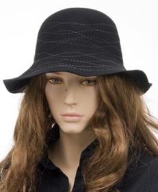 Filzhut mit attraktiver Krempe - Einen echt stylischen Filzhut f�r Damen bietet Seeberger an. Das trendige Design wird durch die gewe...