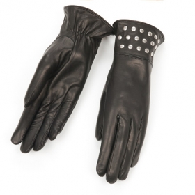 Fingerhandschuhe f�r Damen aus Nappaleder mit Kaschmir Futter und silberfarbener Nieten - Viele silberfarbene Nieten verzieren diesen Damenhandschuh im Bereich des Handgelenkes. Damit gewinn...