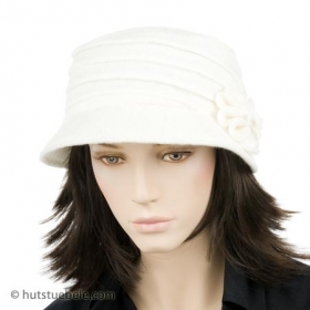 Flotter Damenwalkhut mit dezenter Blumenapplikation - F�r selbstbewusste Damen mit einem ausgepr�gt individuellen Stil ist dieser flotte Damenhut aus rein...
