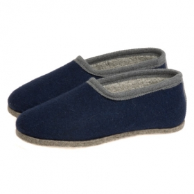Handmade slippers made in wool felt with anti-slip knobbed sole - Give yourself something really special! The handmade slippers made of wool felt, made in Italy, are ...