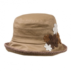 Hat for women with flowers application - A hat to make the spring come out! This hat is popular on cold days to give off the feeling of sprin...