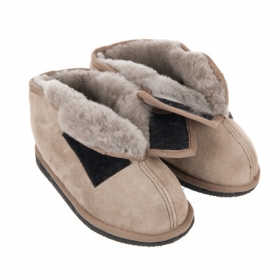 Hauschuhe aus Lammfell by Shepherd mit Klettverschluss und gro�em Einstieg f�r Problemf�sse - Diese Hausschuhe aus echtem Lammfell haben einen extra weiten Einstieg, praktisch f�r alle jene, die...