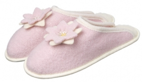 Hausschuhe f�r Damen mit rutschfester Sohle mit Blumen Apllikation und kleiner Edelweiss Strickerei - M�dchenhaft verspielt, angenehm weich und trotzdem sehr robust und pflegeleicht zeigen sich diese h�...