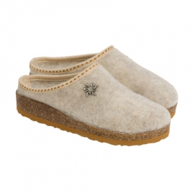 Hausschuhe f�r Damen und Herren mit Edelweiss Applikation rutschfester Outdoor Sohle - Der klassische Schl�pfer in der Form eines offenen Pantoffels wird aus einem weichen hautsympathisch...