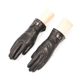 Leather gloves in comfort length  - 
