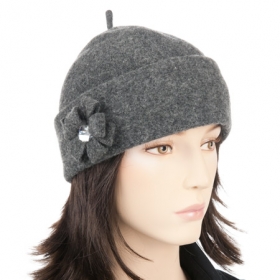 M�tze in Walk mit Blumenapplikation - Au�ergew�hnlich vom Schnitt bis ins Detail zeigt sich die Walkm�tze f�r Damen. Das nat�rliche Wollwa...