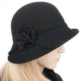 Modische Cloche in Wollfilz - Ein feines Wollfilz ist die Grundlage f�r die schwungvolle Gestaltung dieses modischen Cloche f�r st...