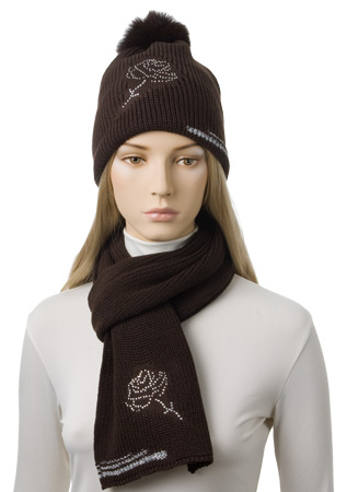 Besonders schicke Strickm�tze mit Pelzbommel und Strassrose