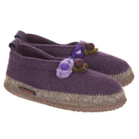 Pantoffel mit Blumenapplikation von GIESSWEIN - Eine sehr nat�rliche Ausstrahlung ist diesen Pantoffeln von GIESSWEIN eigen. Das leigt nicht nur an ...