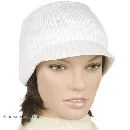 L�ssige Schirmkappe in Strick mit kleinen Strass-Steinen von Swarovski