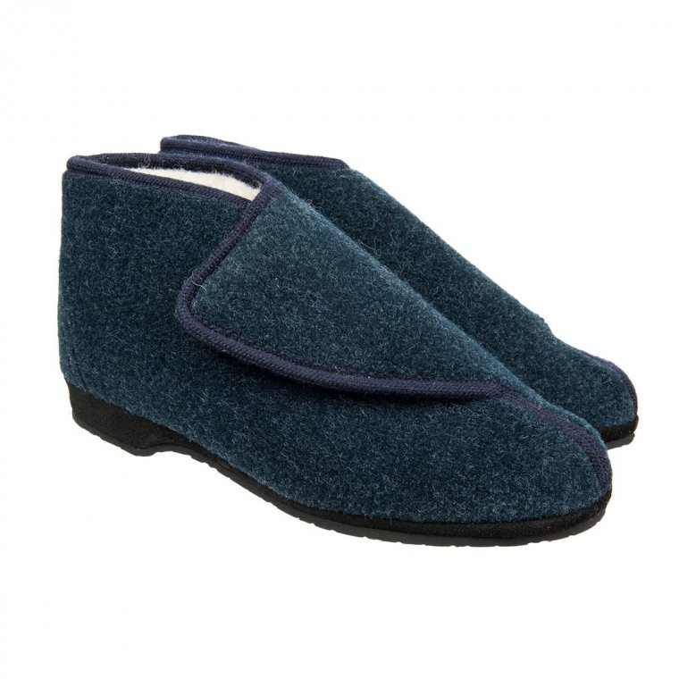Slippers whit velcro out of pure wool