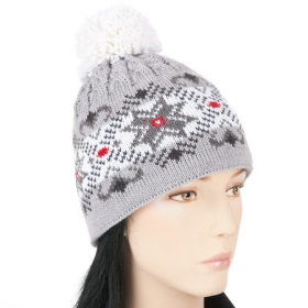 Sportliche M�tze mit Bommel und Fleecefutter - Ein flottes, winterliches Muster schm�ckt diese gestrickte M�tze f�r Damen und Herren ebenso, wie di...