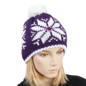 Sportliche Strickm�tze im Norweger Style mit Bommel - Die M�tze im Norwegerstil mit der pr�gnanten Bommel folgt dem klassischen Muster. Tief gezogene Ohre...