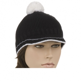 Strickm�tze mit Bommel und kleinem Schild f�r Kinder und Damen - Modern, sportlich und verspielt zeigt sich diese Strickm�tze mit der lustigen Bommel. Von Hutter in ...