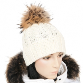 Strickm�tze mit Fuchsbommel - Mit der fedrigen Fuchsbommel ungemein leicht und dennoch sportlich wirkt diese Strickm�tze f�r Damen...