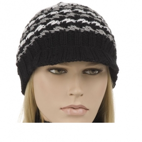 Trendy wool cap for women with small visor - 
