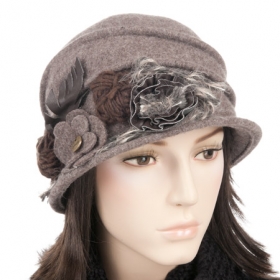 Walkm�tze mit Blumenapplikation - Mehrere, verschieden geformte blumige Applikationen zieren den unteren Teilen dieser trendy elegante...