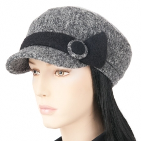 Walkm�tze mit Schild - Die trendige Form und die elegant verspielte Garnitur machen diese Schildm�tze aus einem warmen und ...