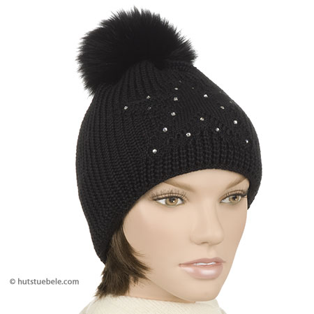 Feminine knitted cap with fox-pompom