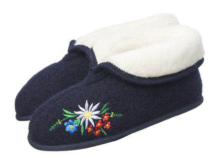 Warm slippers with soft lining and a beautiful floral embroidery