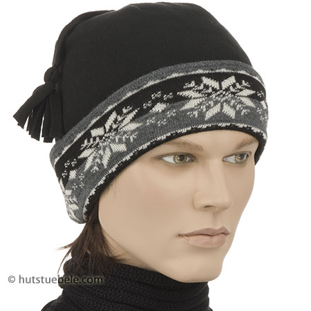 Fleece cap with removable pompom