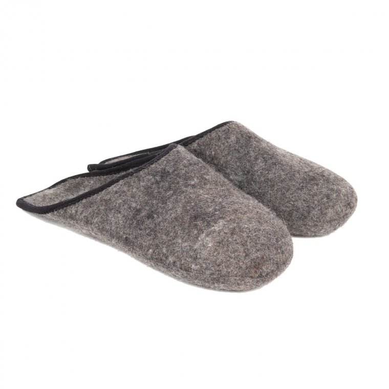 Slippers in pure wool felt to use as 