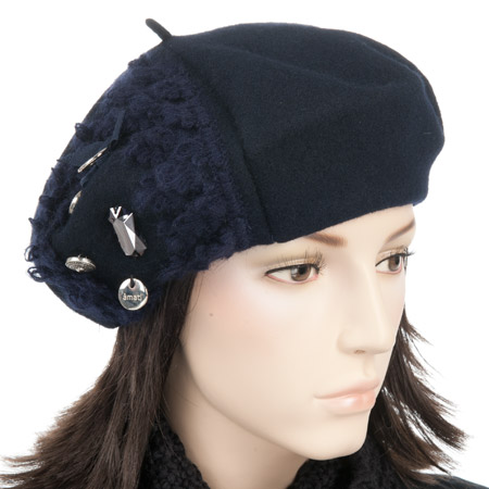 Elegante copricapo basco con applicazioni